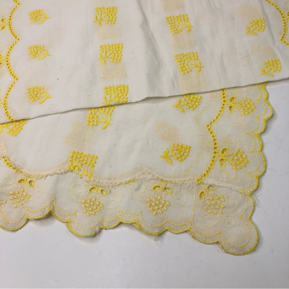 Vintage 1960s White Table Runner Yellow Embroidered Grapes Fruits Scalloped Edge - Picture 3 of 7